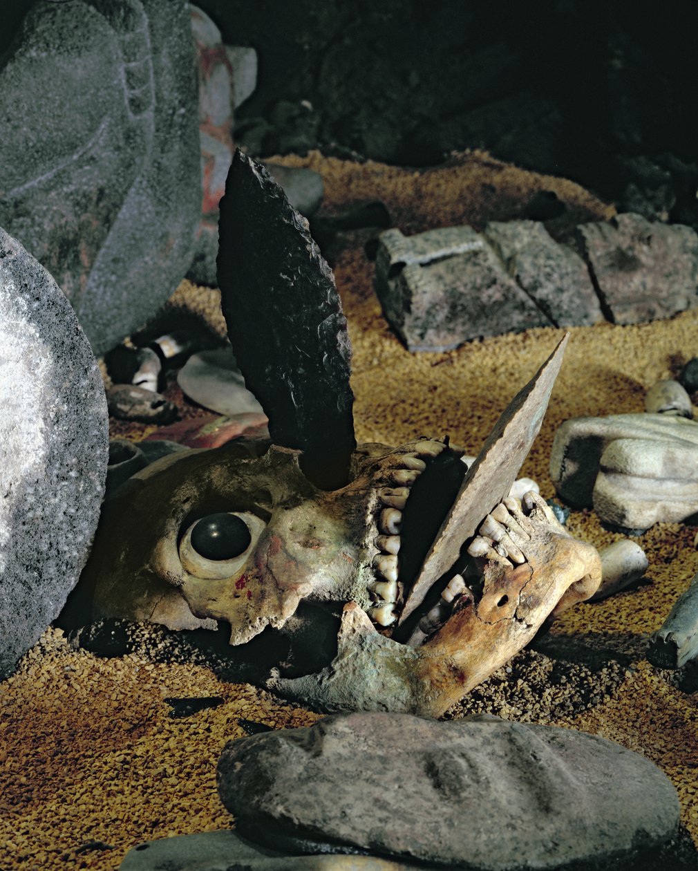 Hodeskalle med flintkniver fast i munnen og nesen blandede medier detalj av 397394 av Aztec