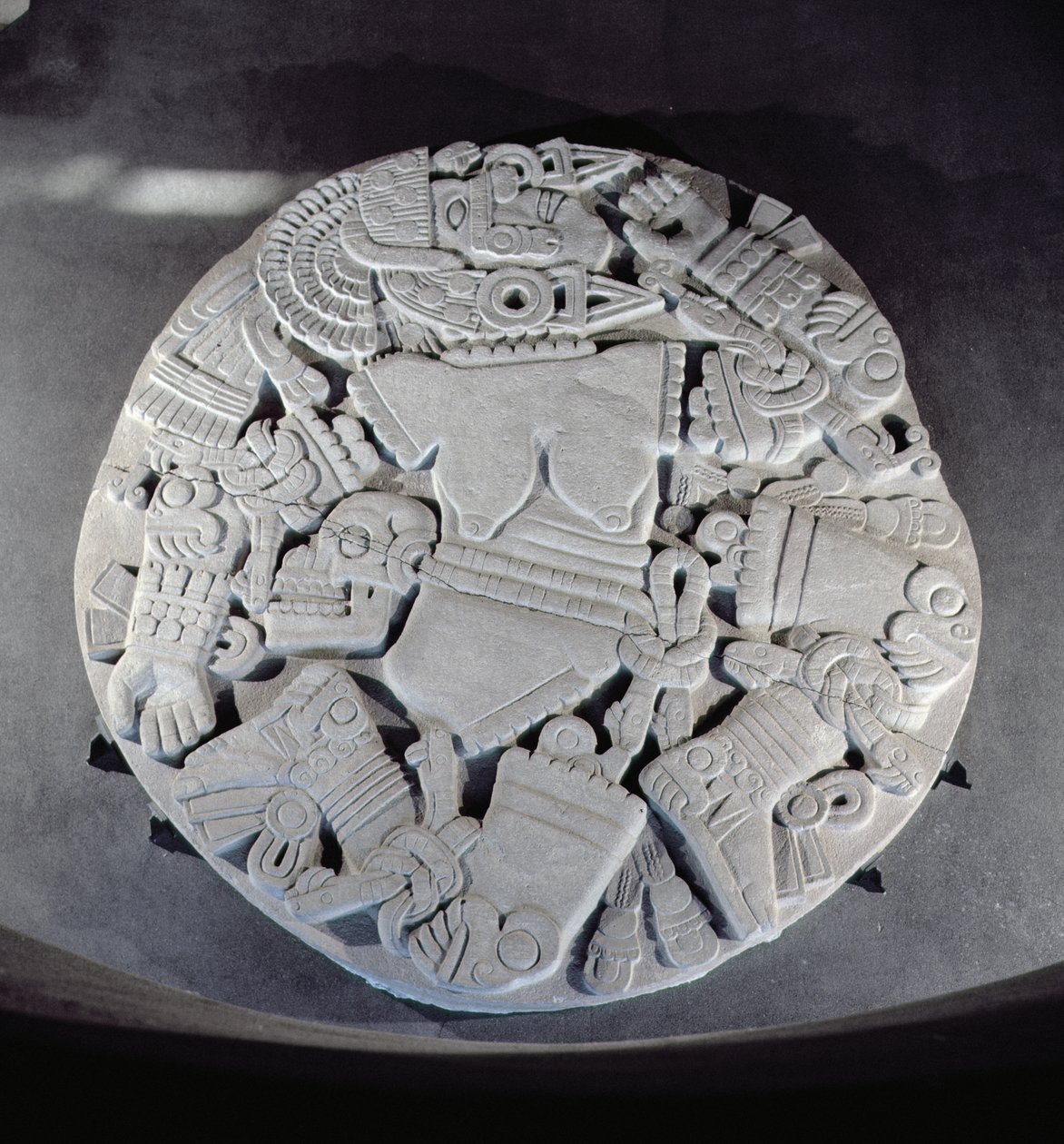 Utskjæring av opphuggingen av månegudinnen Coyolxauhqui, funnet ved foten av tvillingpyramiden i Tenochtitlan, Late Post Classic Period (1300-1521) (se også 97326) av Aztec