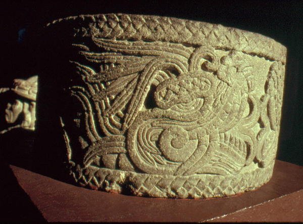 Urne med fjærkledd slange av Aztec