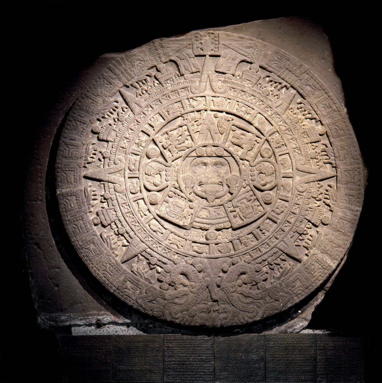 Precolombiansk sivilisasjon: den aztekiske kalenderen (solsteinen): 3 m diameter steinskive som representerer den aztekiske kalenderen og kosmogonien, Au center est representerer solens guddommelige Tonatiuh, kommer fra Tenochtitlan - Mexico City, antropos av Aztec Aztec