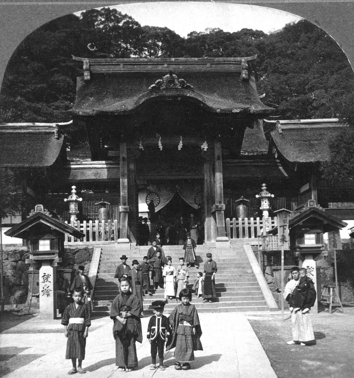 Osua-tempelet, Nagasaki, Japan, 1901. av B. L. Singley