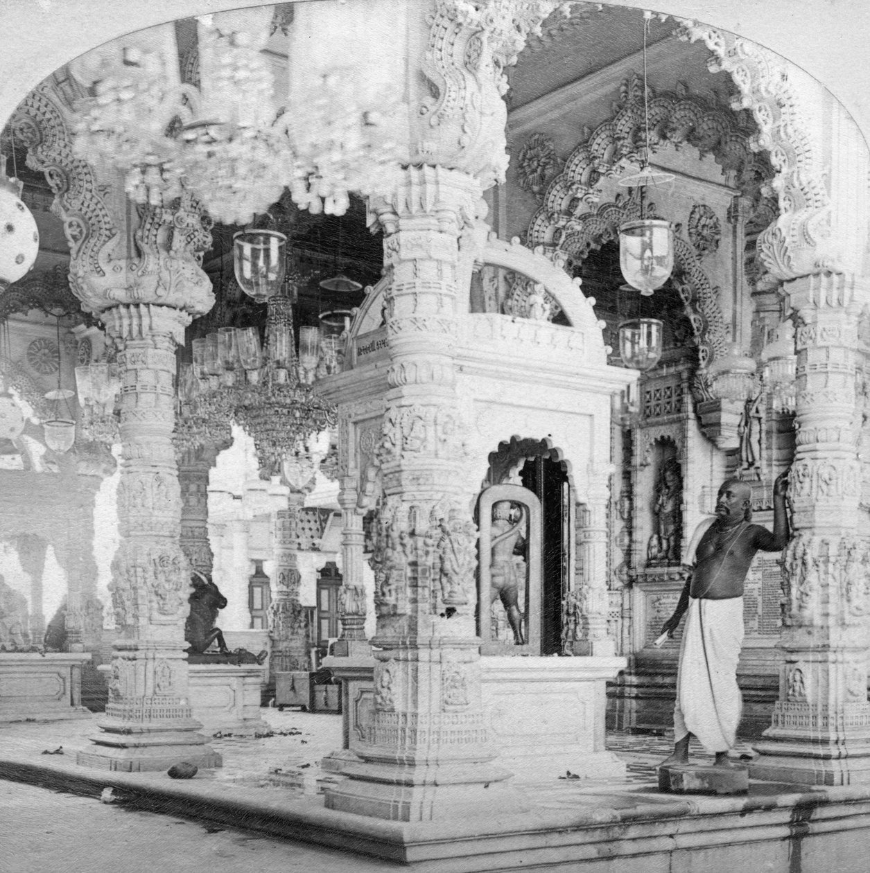 Interiøret i Babulnath-tempelet, Bombay, India, 1901. av B. W. Kilburn