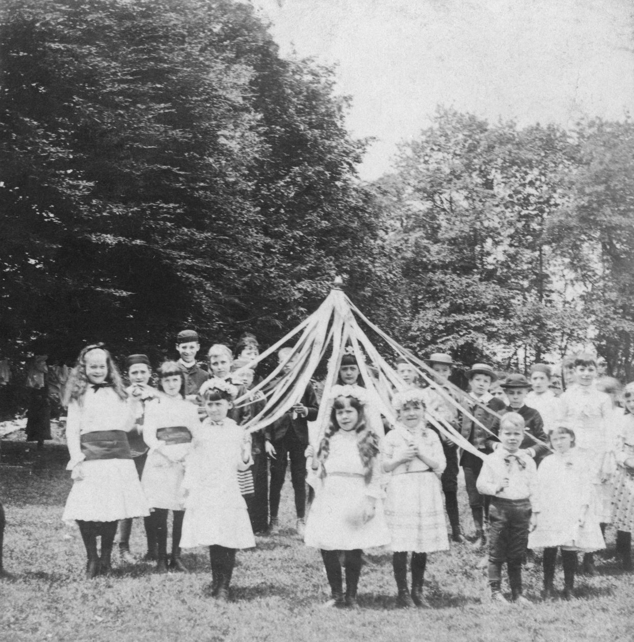Dronningen av mai, 1886 av B. W. Kilburn