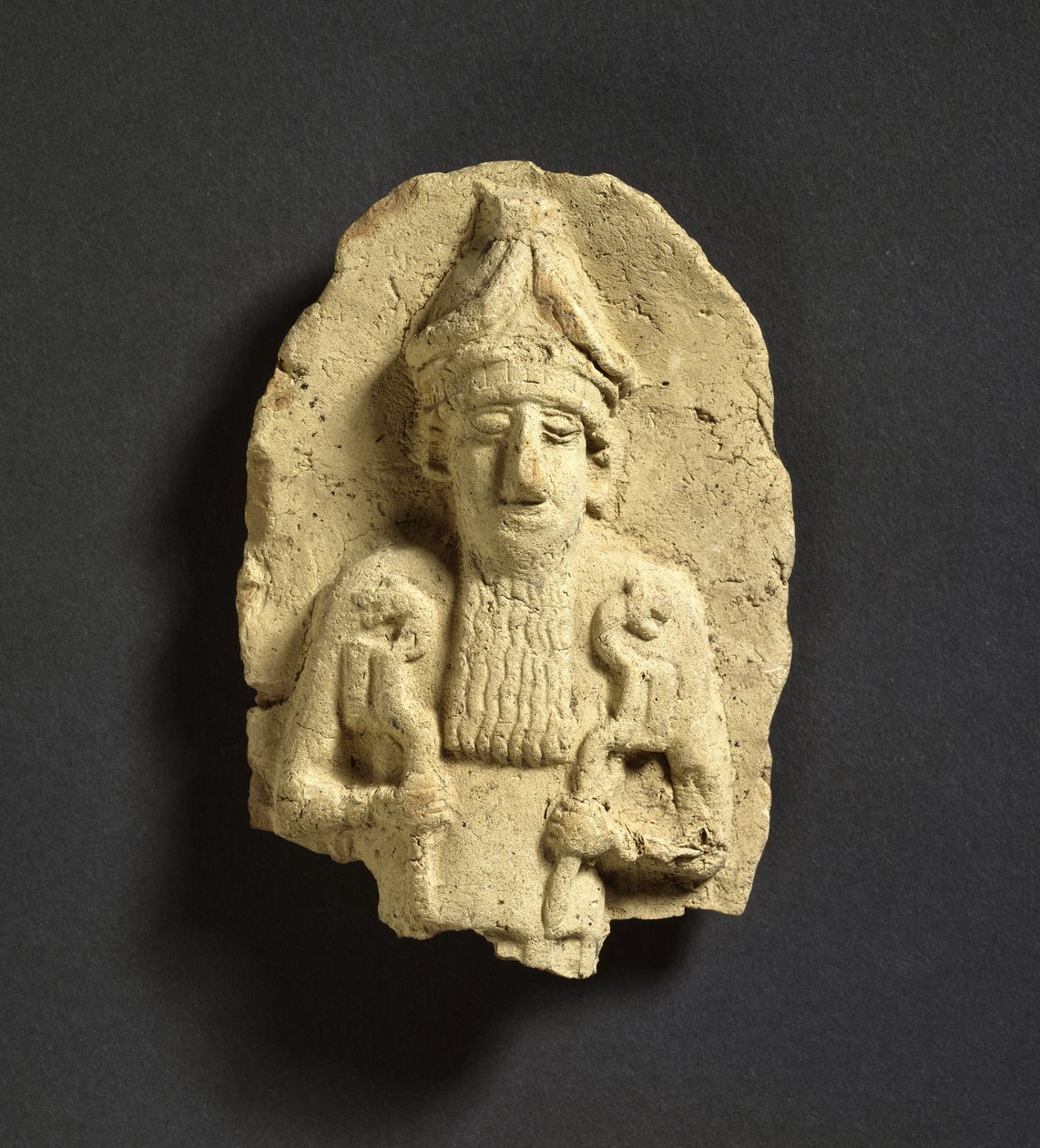 En gud som holder et løvehodet septer i hver hånd, muligens Nergal, gammelbabylonsk fra Kish, 3. årtusen f.Kr. (keramikk) av Babylonian