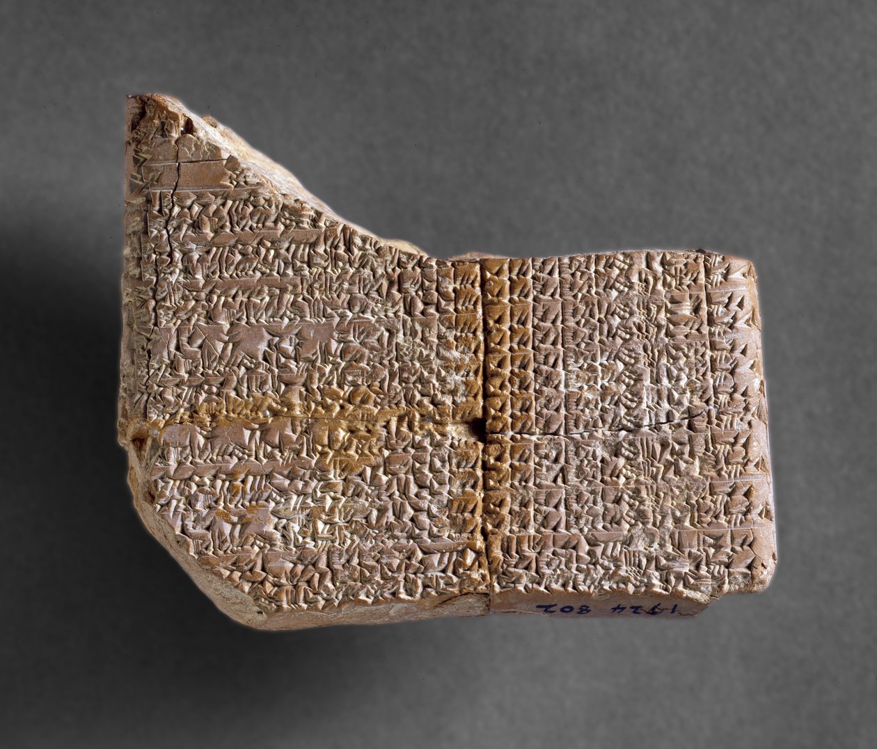 Astronomisk tavle fra Kish, som registrerer oppgangen og settingene til Venus fra de første 6 årene av kongen av Babylons regjeringstid, 7. århundre (utskåret leire) av Babylonian