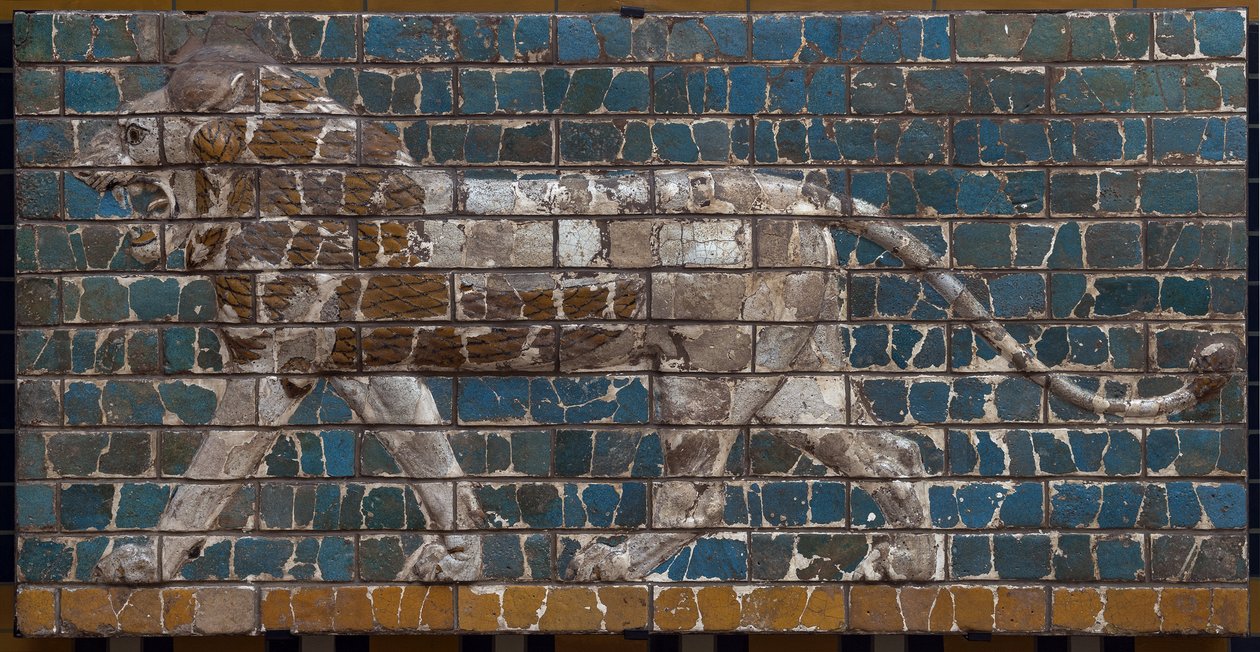 The Processional Way of Babylon erigee under styre av Nebukadnesar II (605-562 f.Kr.): detalj av Ishtar-porten som viser en mosaisk løve av murstein. Babylon - arkeologisk museum Istanbul av Babylonian