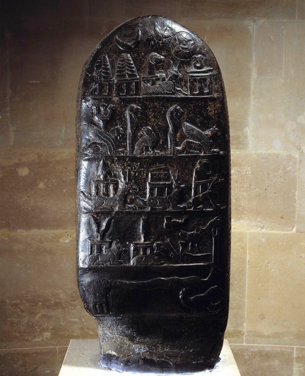 Orientalsk antikk: stele (eller kudurru, støtte for landdonasjon) i svart kalkstein skåret fra basrelieffer av kong Meli-Shipak (eller Melishipak) II (1186-1172 f.Kr.) til fordel for sønnen Marduk-apla-iddina. De representerer de store gudene. Fra stedet t av Babylonian