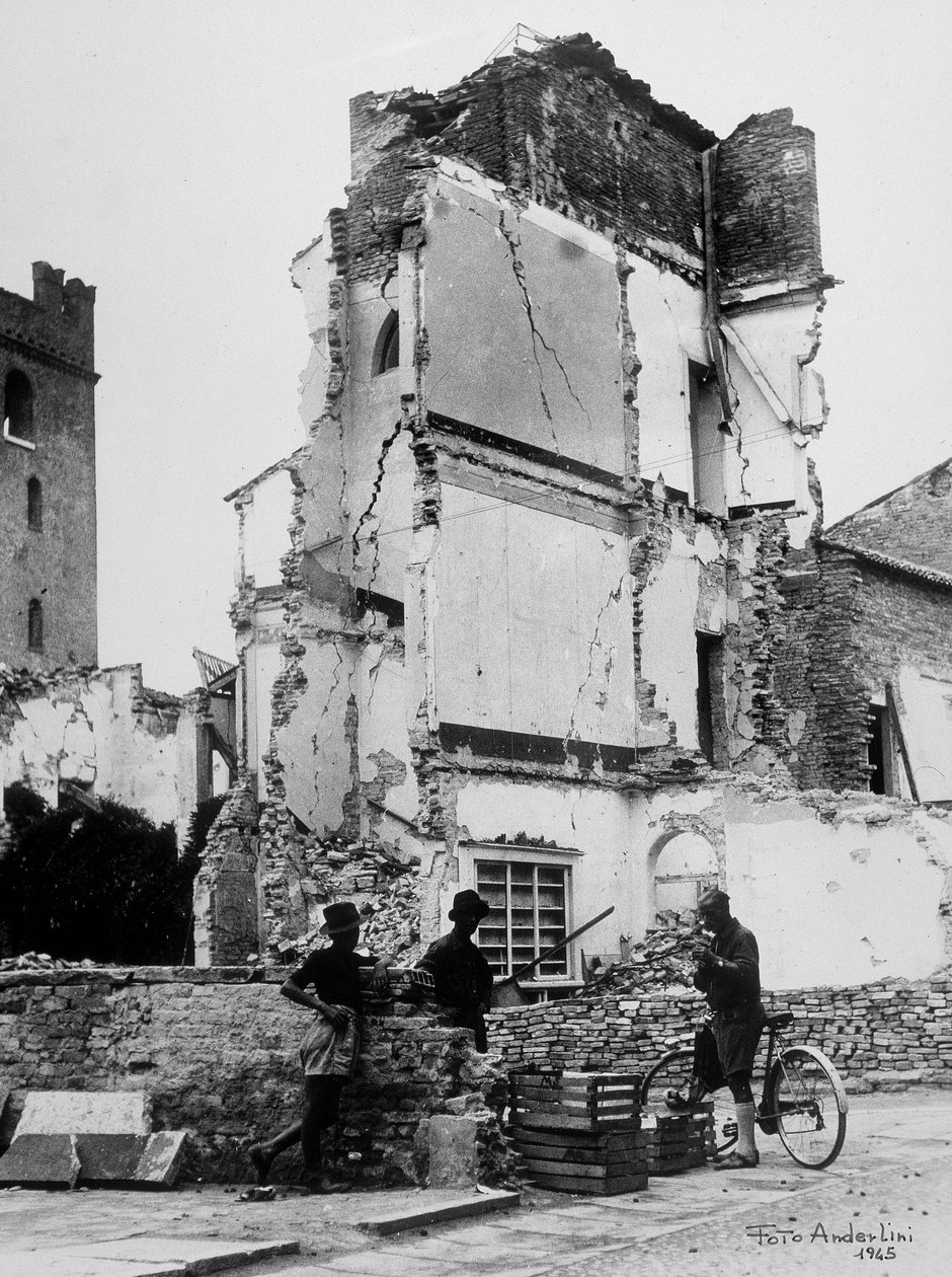 Bombardementene til Sermide. Tre personer foran en gruppe bombarderte hus av Baccarini and Porta