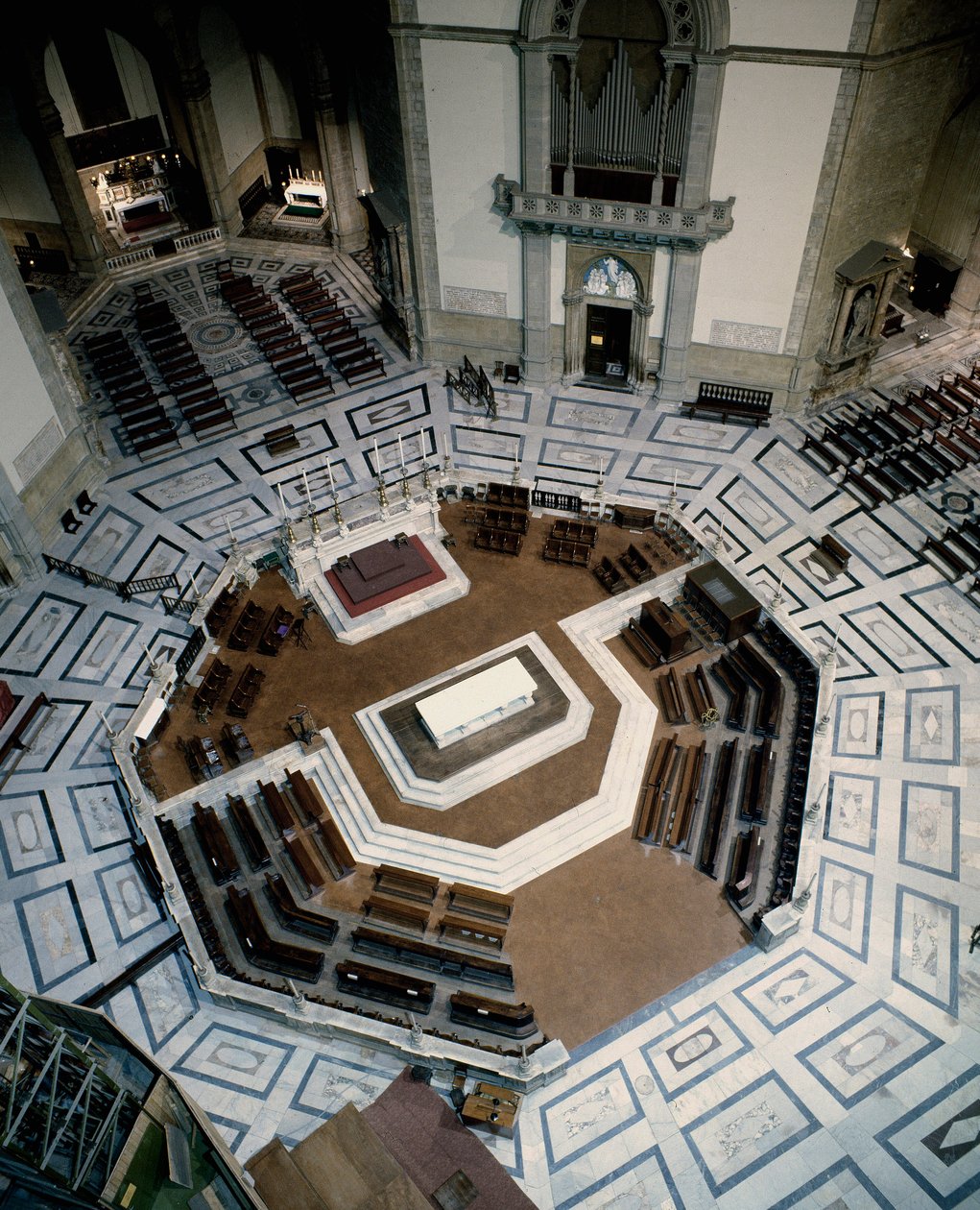 Utsikt over det åttekantede marmorkoret laget av Baccio Bandinelli (1488-1560) (Bartolommeo Brandini), inne i katedralen i Firenze (Duomo Santa Maria del Fiore). 1555, Firenze, Italia av Baccio Bandinelli