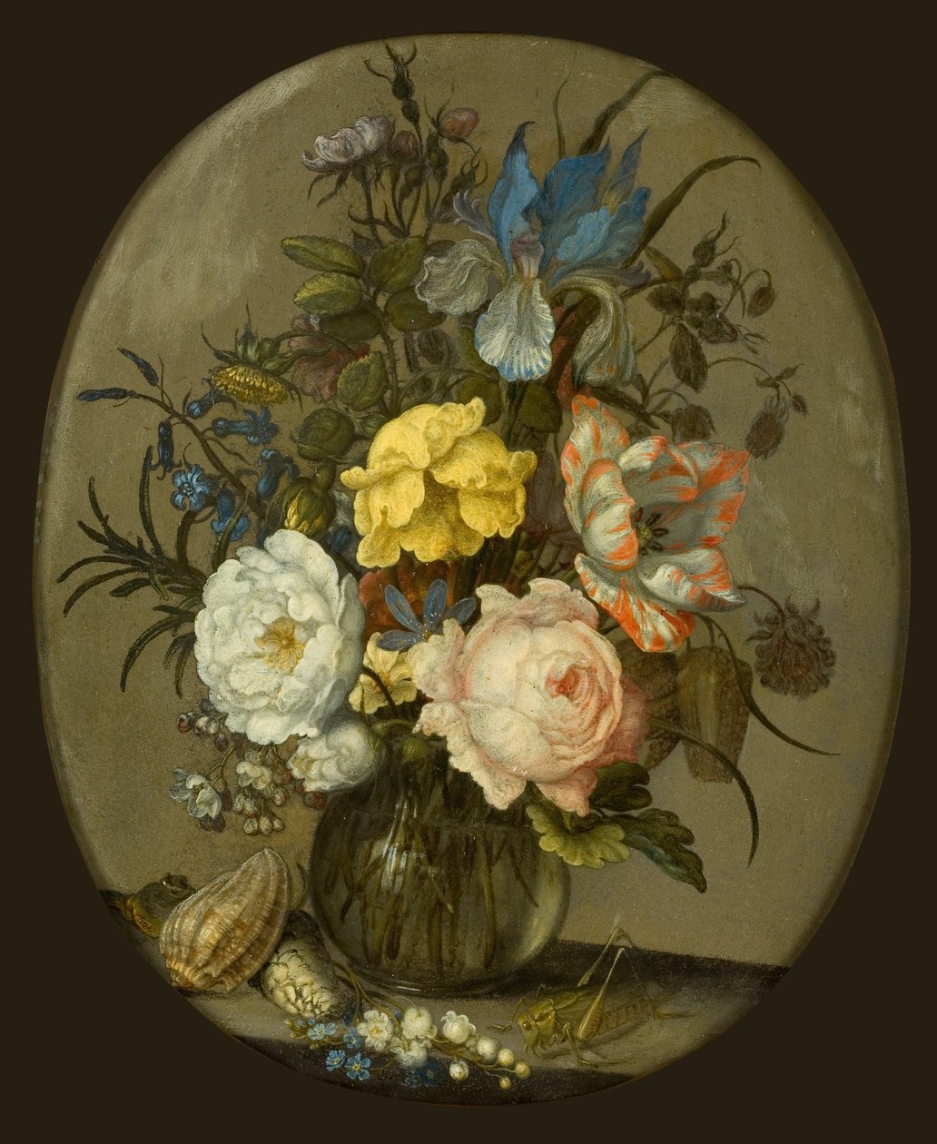 Blomster i en glassvase med ved siden av skjell og et insekt av Balthasar van der Ast