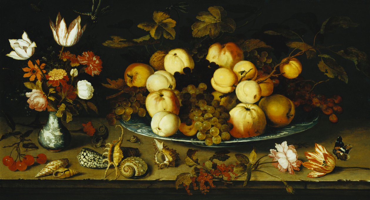 Frukt på et fat, blomster i en Wanli Kraak-porseleinvase, kvist av kirsebær og rips, skjell, en rose, en tulipan, en rosa, en øgle, en snegl og en rød admiral på en steinhylle, øyenstikkere over, 1626 av Balthasar van der Ast