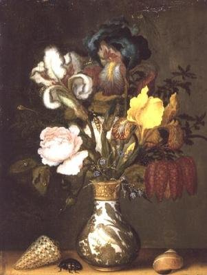 Iris, roser og andre blomster i en porselensvase med skjell av Balthasar van der Ast