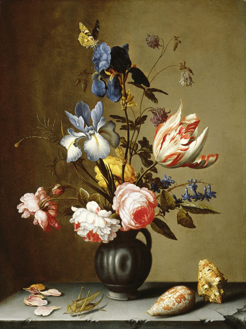 Iris, roser, akelei, hyasint og en tulipan i en svart keramikkmugge, med skjell og en gresshoppe på en steinhylle av Balthasar van der Ast