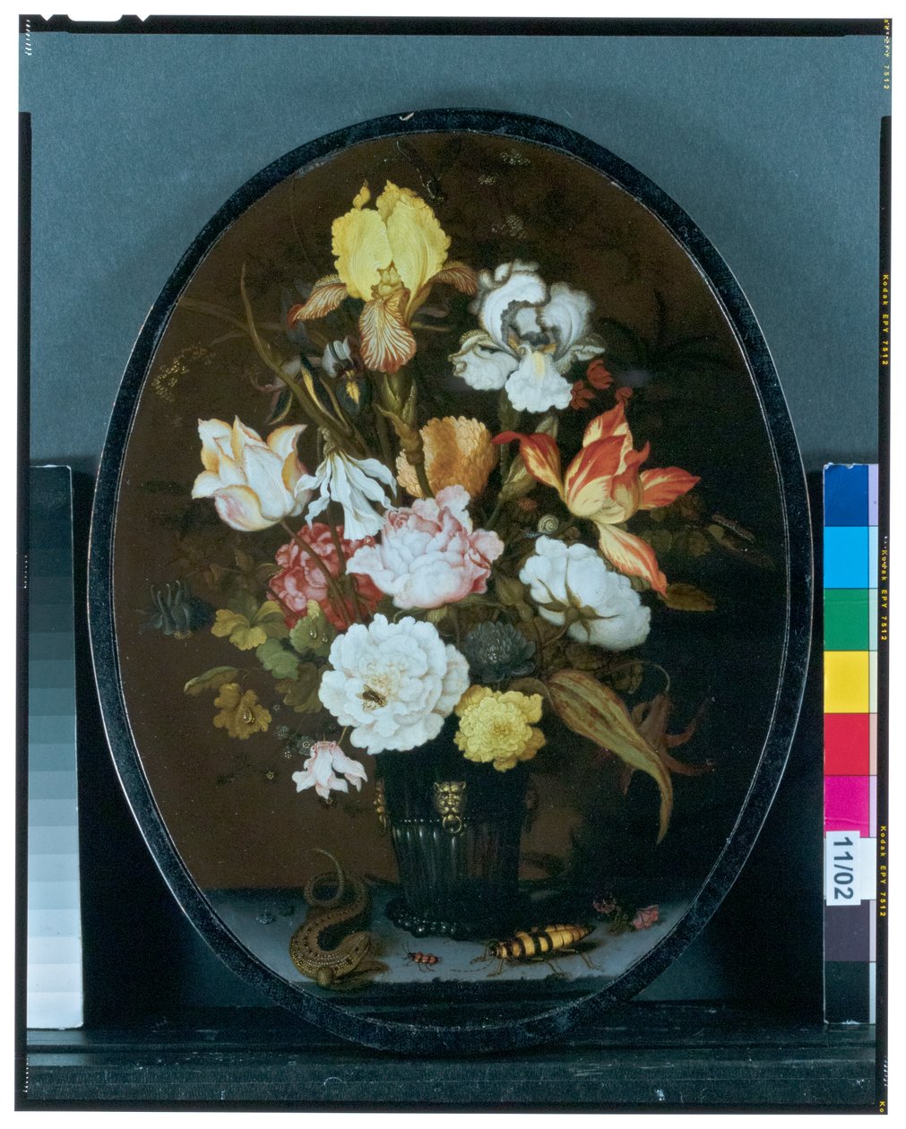 Stilleben med blomster i en glassvase på en avsats, med en øgle og biller av Balthasar van der Ast