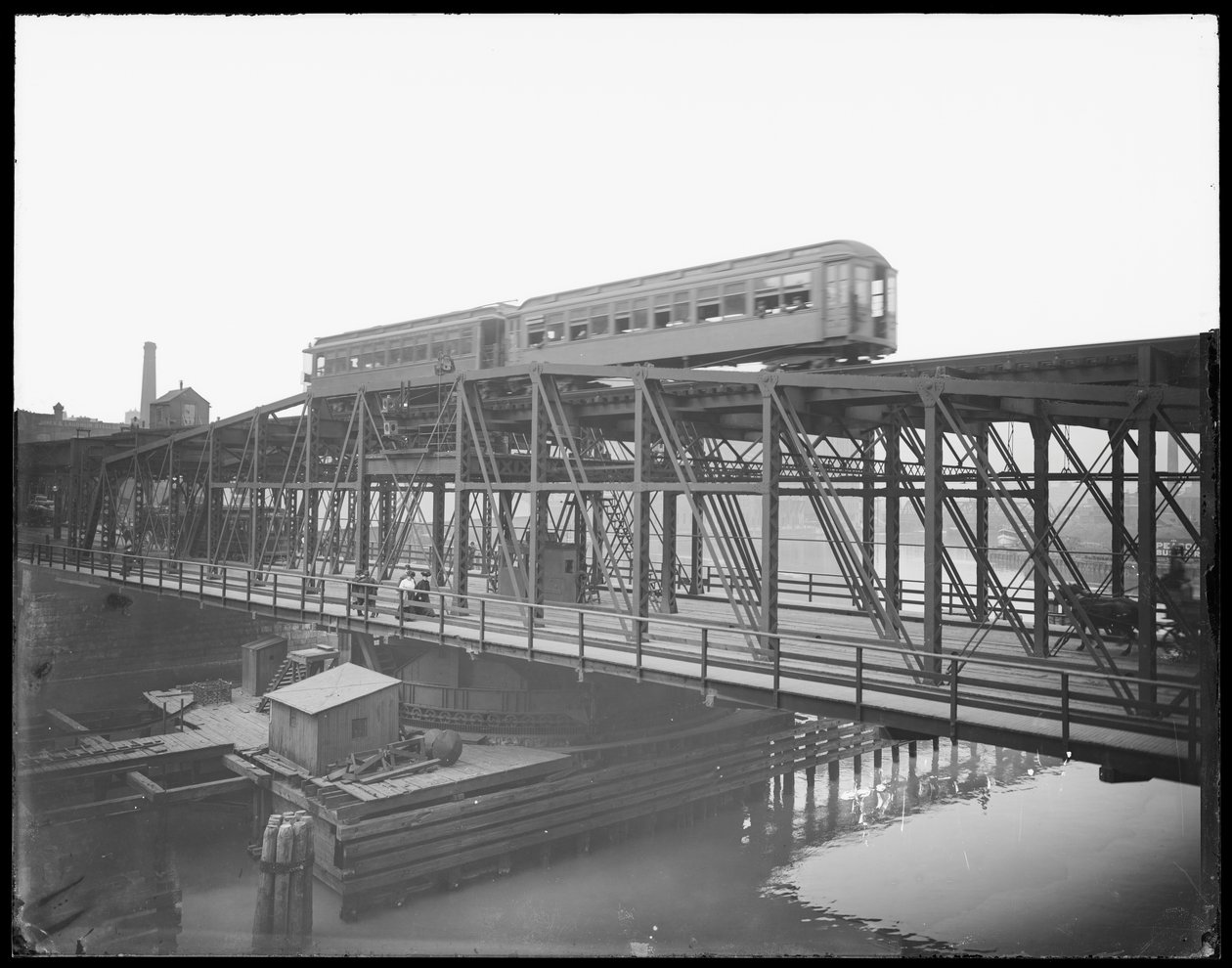Høydetog som krysser Wells Street Bridge, Chicago, Illinois, USA, ca. 1905 (s/hvitt-bilde) av Barnes and Crosby