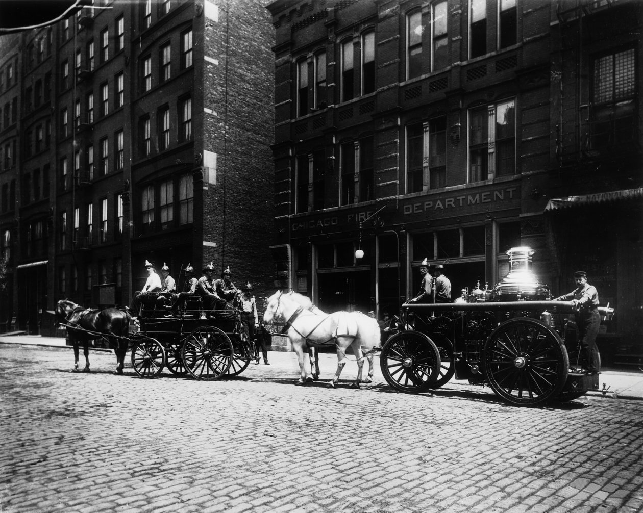 Brannbiler utenfor Engine House No. 40, Chicago, Illinois, USA, ca. 1905 (s/hvitt-bilde) av Barnes and Crosby