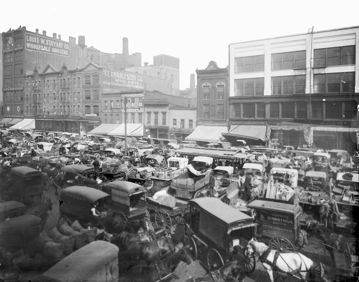 Haymarket Square, Chicago, Illinois, USA, ca. 1905 (s/hvitt-bilde) av Barnes and Crosby