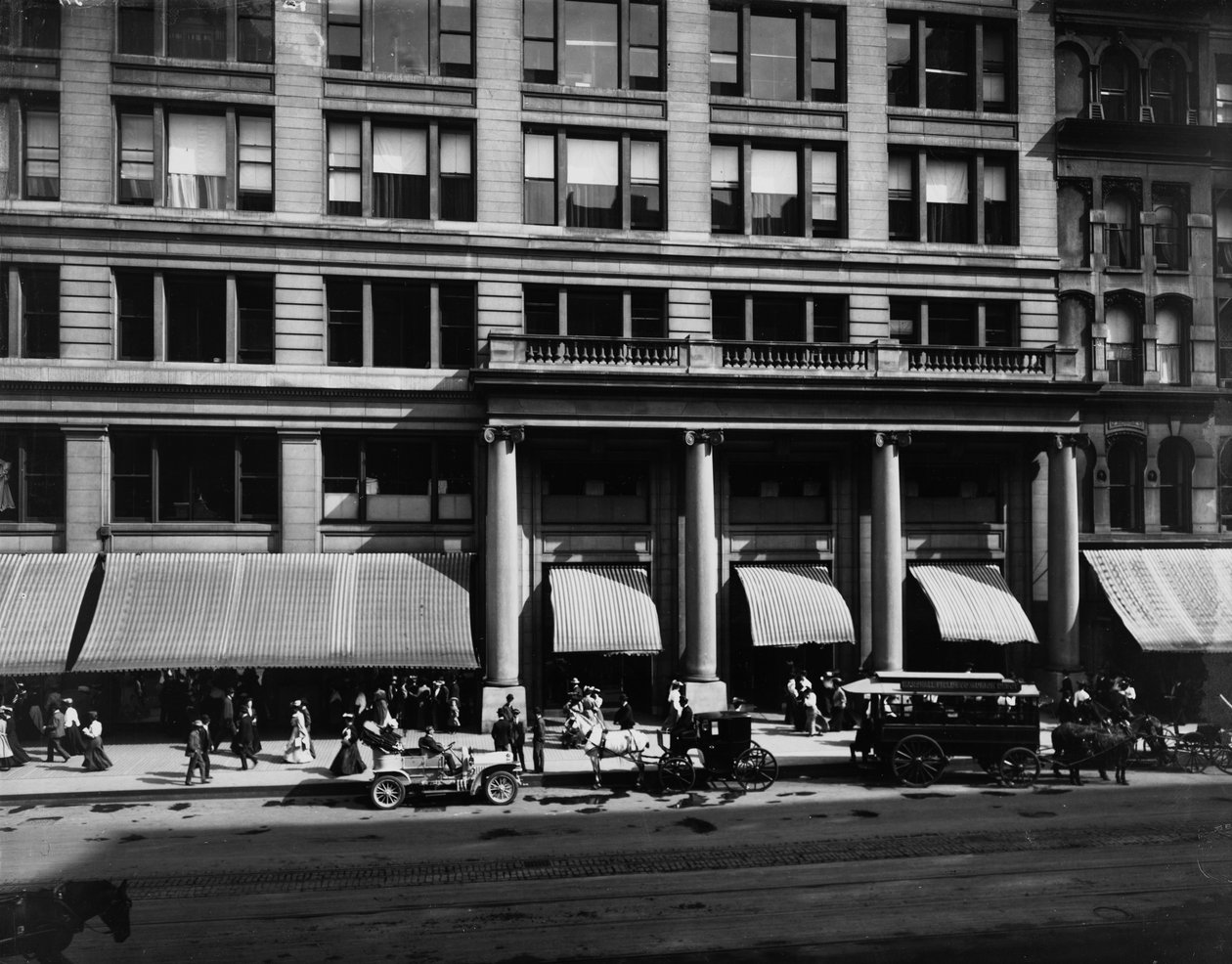 Marshall Field and Company, Chicago, Illinois, USA, ca. 1905 (s/hvitt-bilde) av Barnes and Crosby
