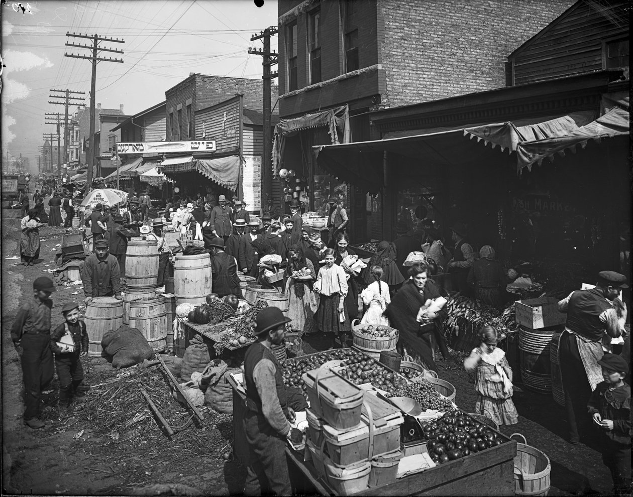 Maxwell Street Market, Chicago, Illinois, USA, ca. 1905 (s/hvitt-bilde) av Barnes and Crosby