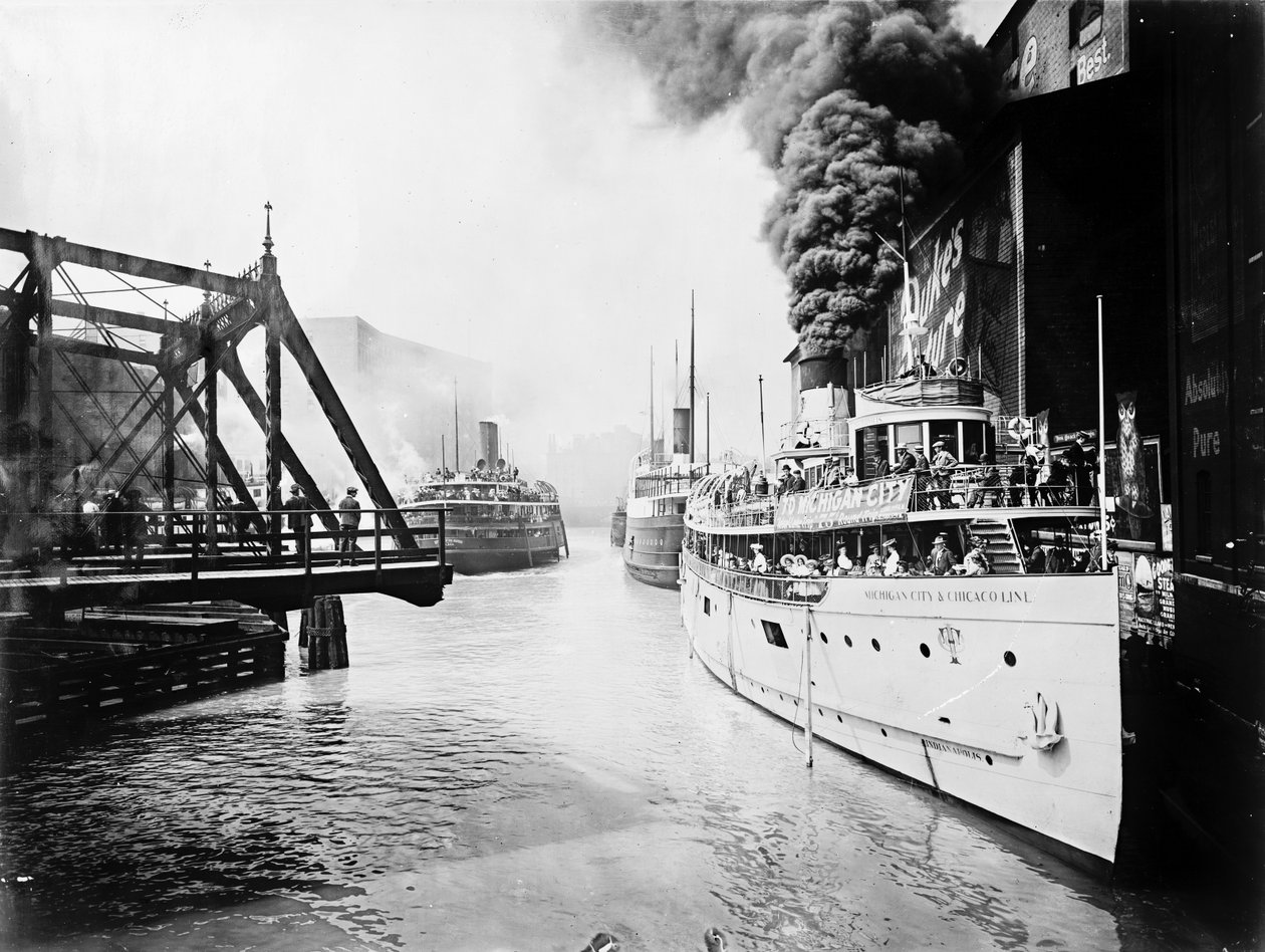 Passasjerbåter i Chicago River, Chicago, Illinois, USA, ca. 1905 (s/hvitt-bilde) av Barnes and Crosby