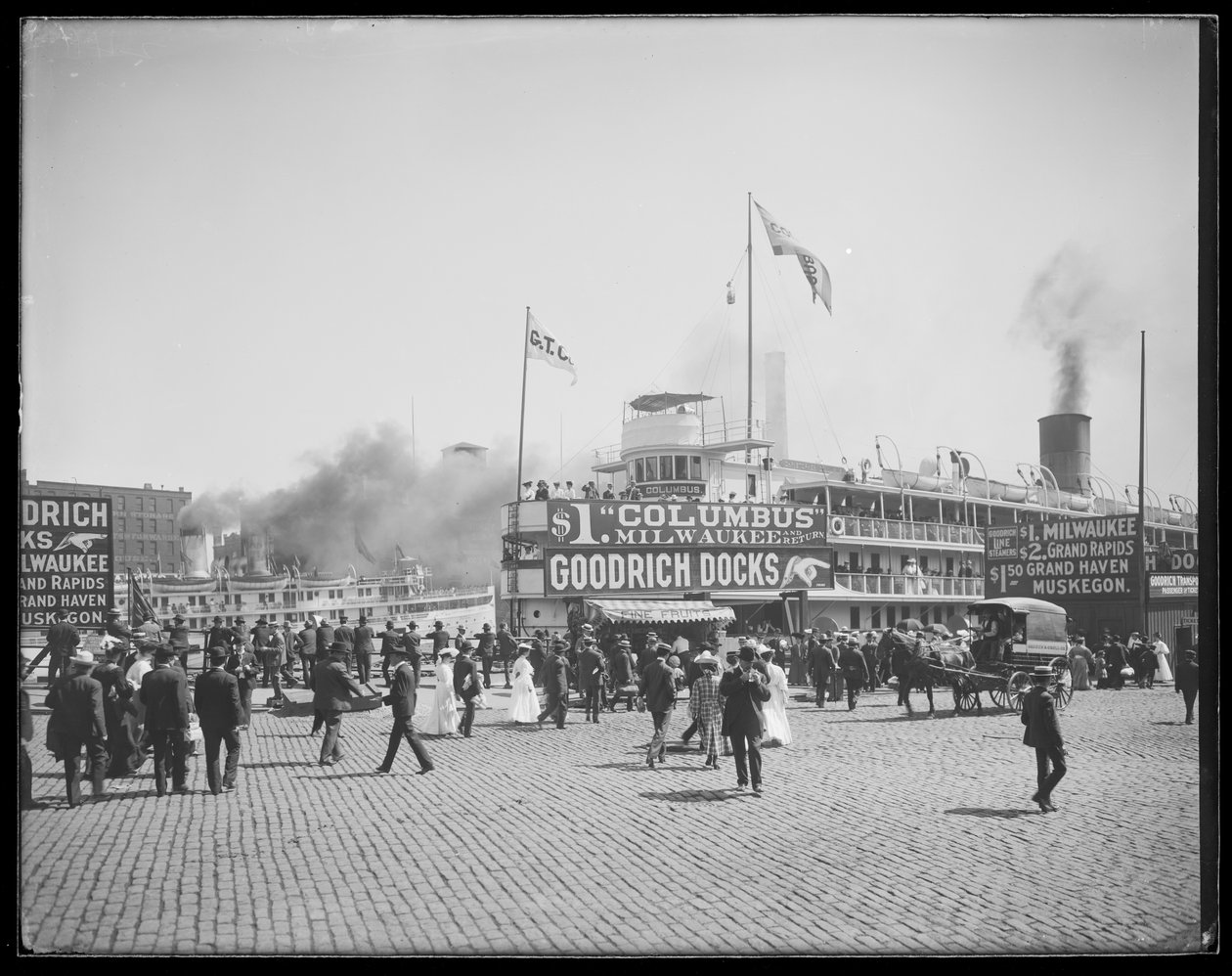 Passasjerskipet Christopher Columbus la til kai ved Goodrich Docks, Chicago, Illinois, USA, ca. 1905 (s/hvitt-bilde) av Barnes and Crosby