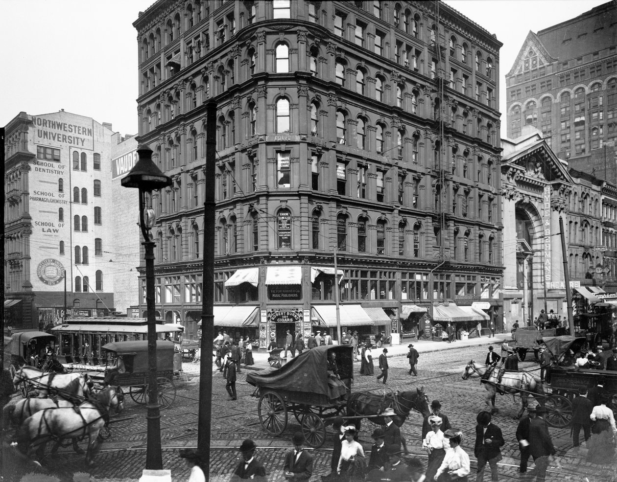 Randolph and Dearborn Streets, Chicago, Illinois, USA, ca. 1900 (s/hvitt-bilde) av Barnes and Crosby