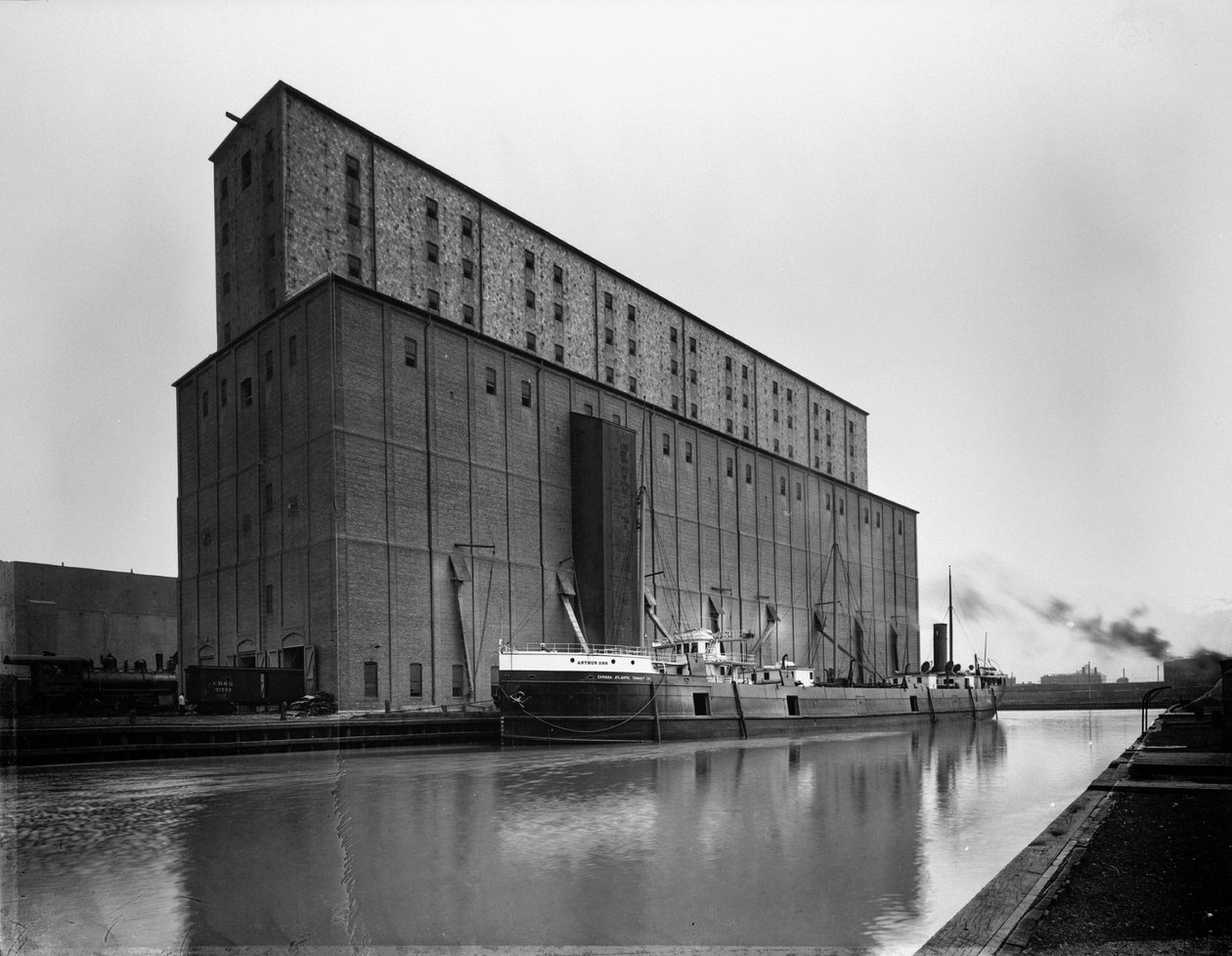 S. S. Arthur Orr ved Armour Elevator E, Chicago, Illinois, USA, ca. 1905 (s/hvitt-bilde) av Barnes and Crosby