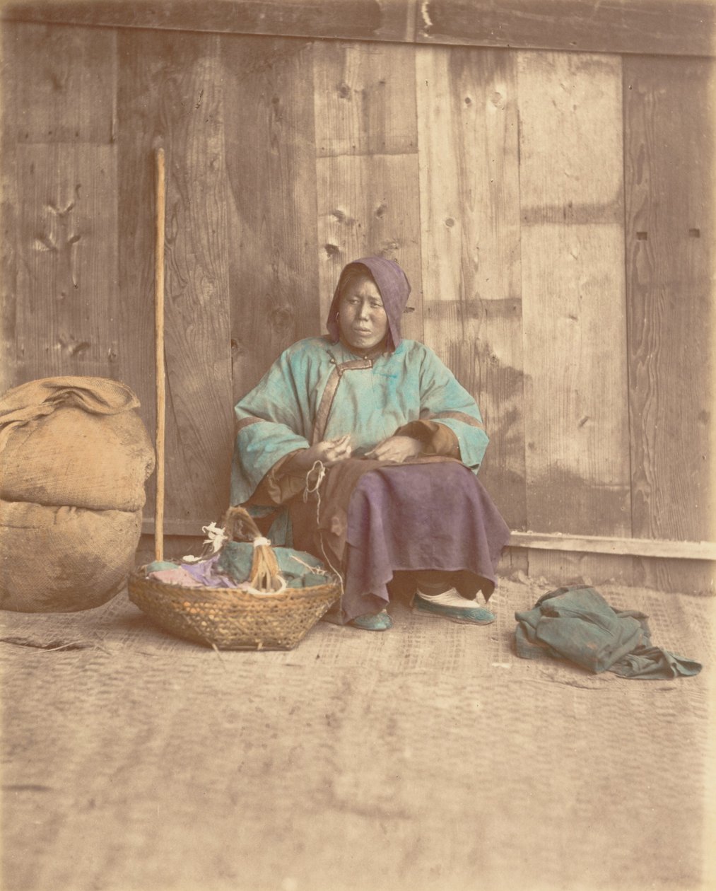 [Kinesisk kvinne sitter med kurv], 1870-tallet. av Baron Raimund von Stillfried