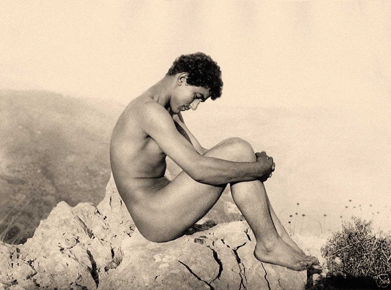 Studie av en naken mann på en stein, Taormina, Sicilia, ca. 1900 (sepia-bilde) av Baron Wilhelm von Gloeden