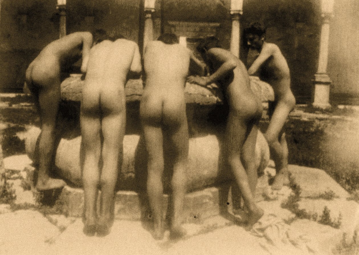 Studie av fem gutter som ser ned en brønn, Sicilia, C.1900 (sepia-bilde) av Baron Wilhelm von Gloeden