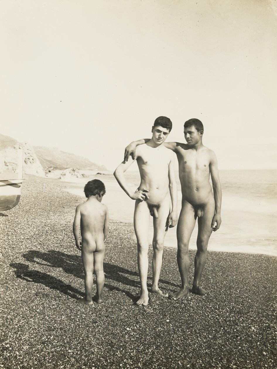 To unge menn og en gutt på stranden av Baron Wilhelm von Gloeden