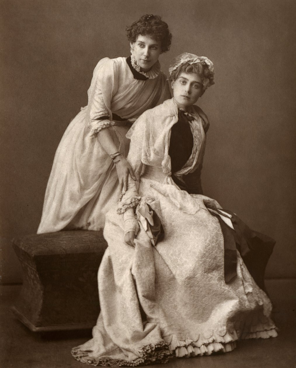 De britiske skuespillerinnene Eweretta Lawrence og Grace Otway i On Change, 1886 av Barraud