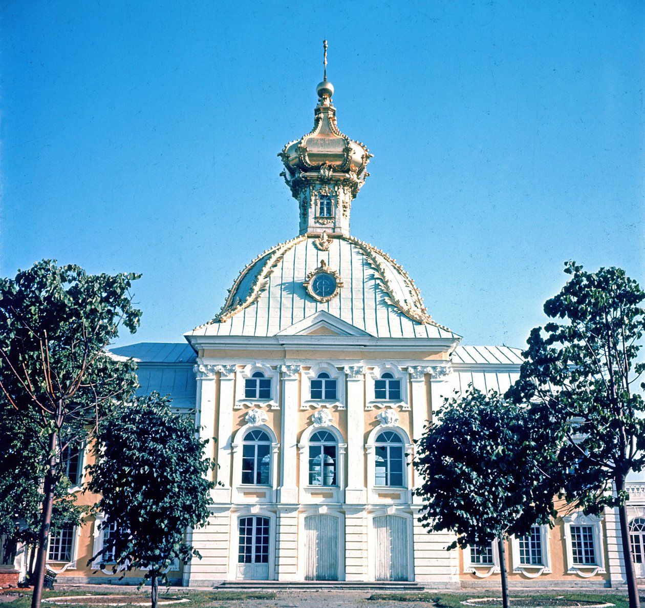 Utsikt over Nordpaviljongen til Grand Summer Palace, bygget i 1750 av Bartolomeo Franceso Rastrelli