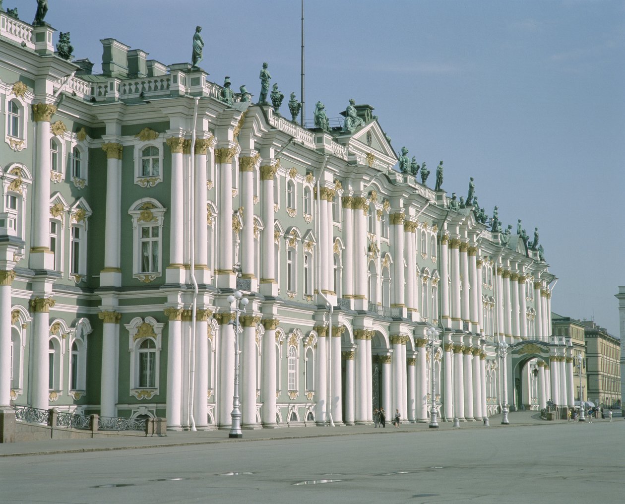 Utsikt over sørfasaden fra Palace Square, bygget 1753-62 av Bartolomeo Franceso Rastrelli