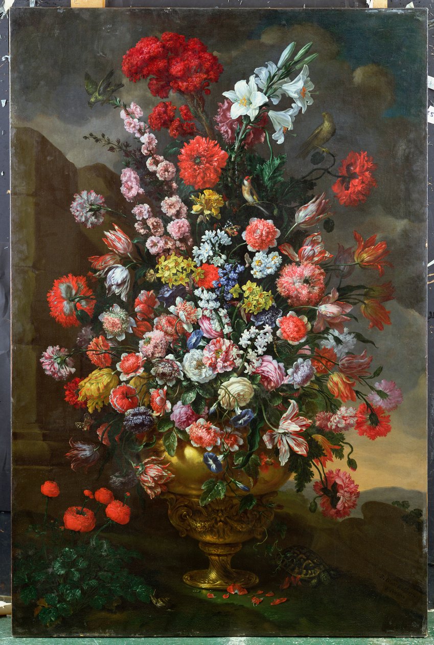 Liljer, tulipaner, nelliker, peoner, convolvuli og andre blomster i en bronseurne med fugler, en skilpadde og sommerfugler i et landskap, 1718 av Bartolomeo Bimbi