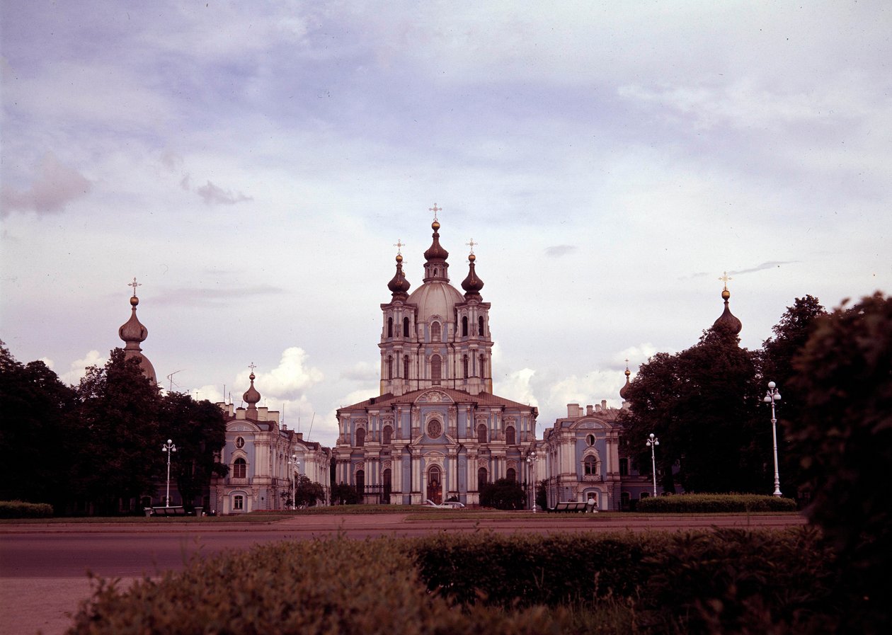 Arkitektur: utsikt over Smolny-klosteret bygget mellom 1748 og 1835 av arkitekten Francesco Bartolomeo Rastrelli (1700-1771), St. Petersburg, Russland. av Bartolomeo Franceso Rastrelli