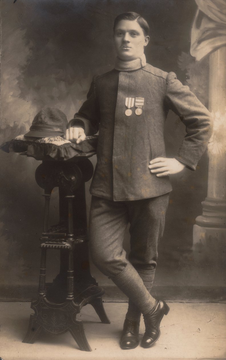 Album "The GM R. Army (1. verdenskrig)": Infanterisoldat i landsuniform (s/hv-bilde) av Battelli Battelli