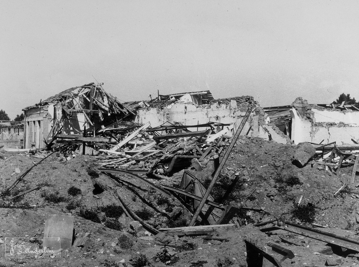 Bombardementene til Sermide: bygninger skadet under andre verdenskrig av Bayard and Bertall