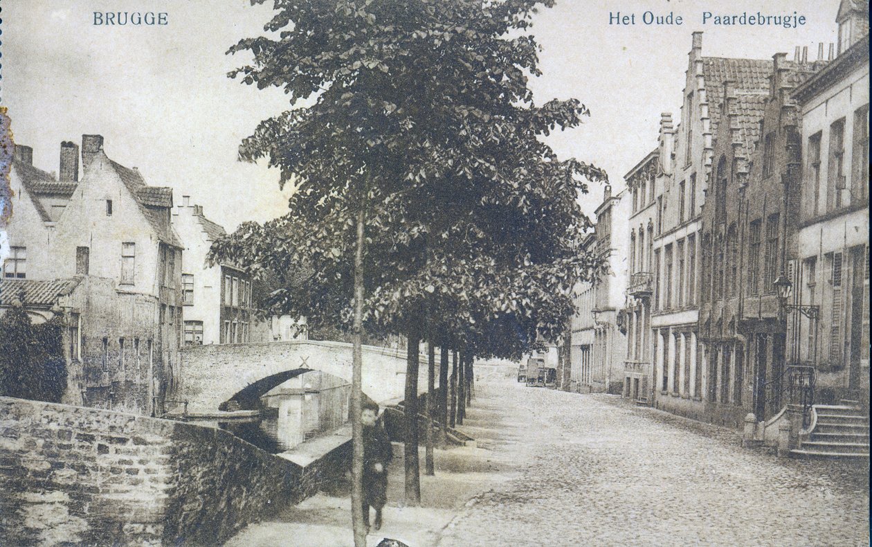 Postkort som viser en kanal med gammel bro i Brugge, ca. 1912 av Belgian Photographer