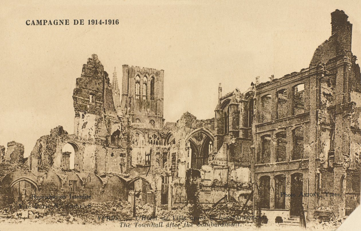 Hotel de Ville etter bombardementet, Ypres, 1915 av Belgian Photographer