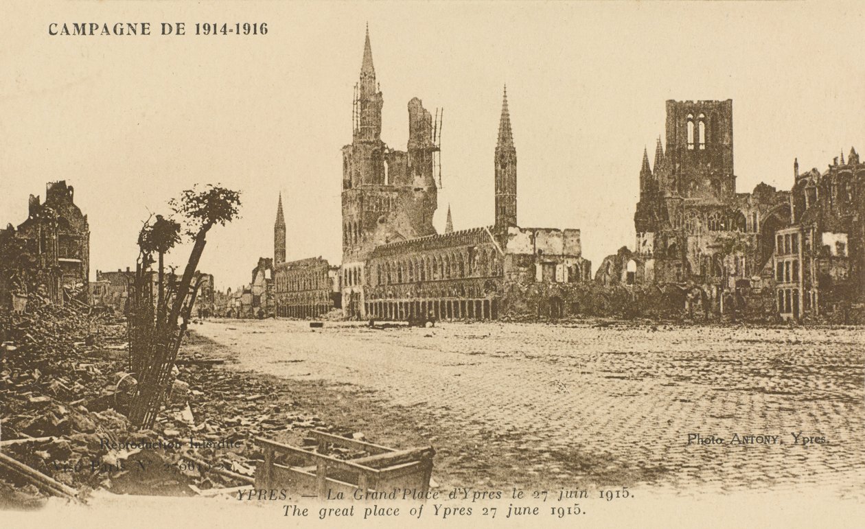 The Grand Place, Ypres, 27. juni 1915 av Belgian Photographer