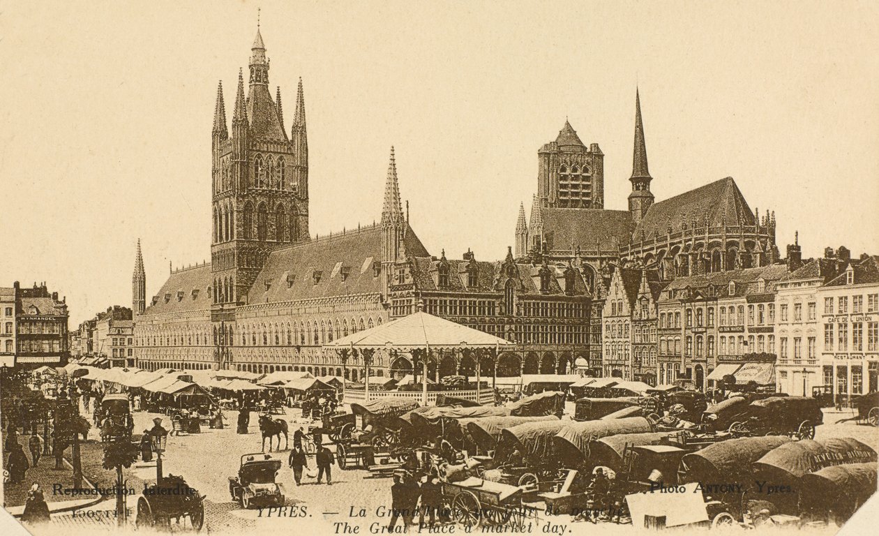 The Grand Place på markedsdagen, Ypres, Belgia av Belgian Photographer