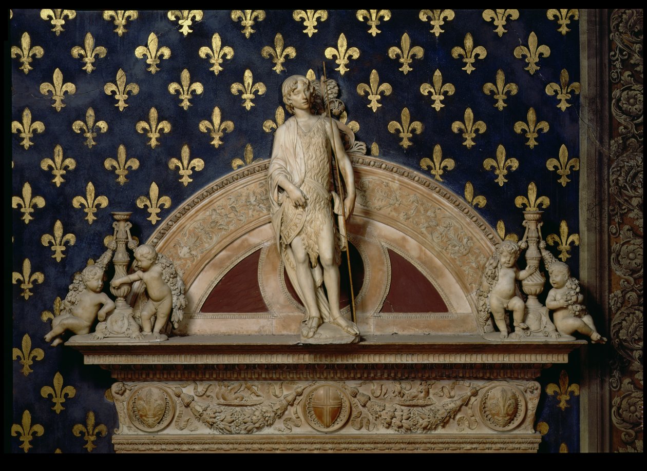 St. Johannes døperen flankert av to lysestaker, fra en dørkarm i Sala dei Gigli, 1470 (marmor) (se også 82449) av Benedetto da Maiano