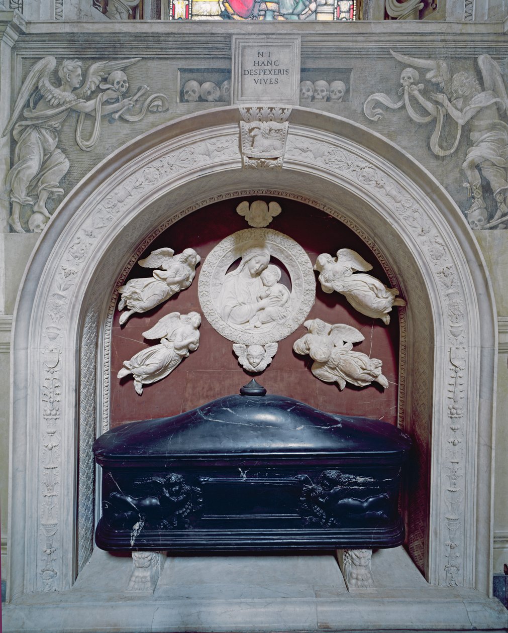 Graven til Filippo Strozzi (1428-91) i Strozzi-kapellet, 1491-95 (marmor) av Benedetto da Maiano