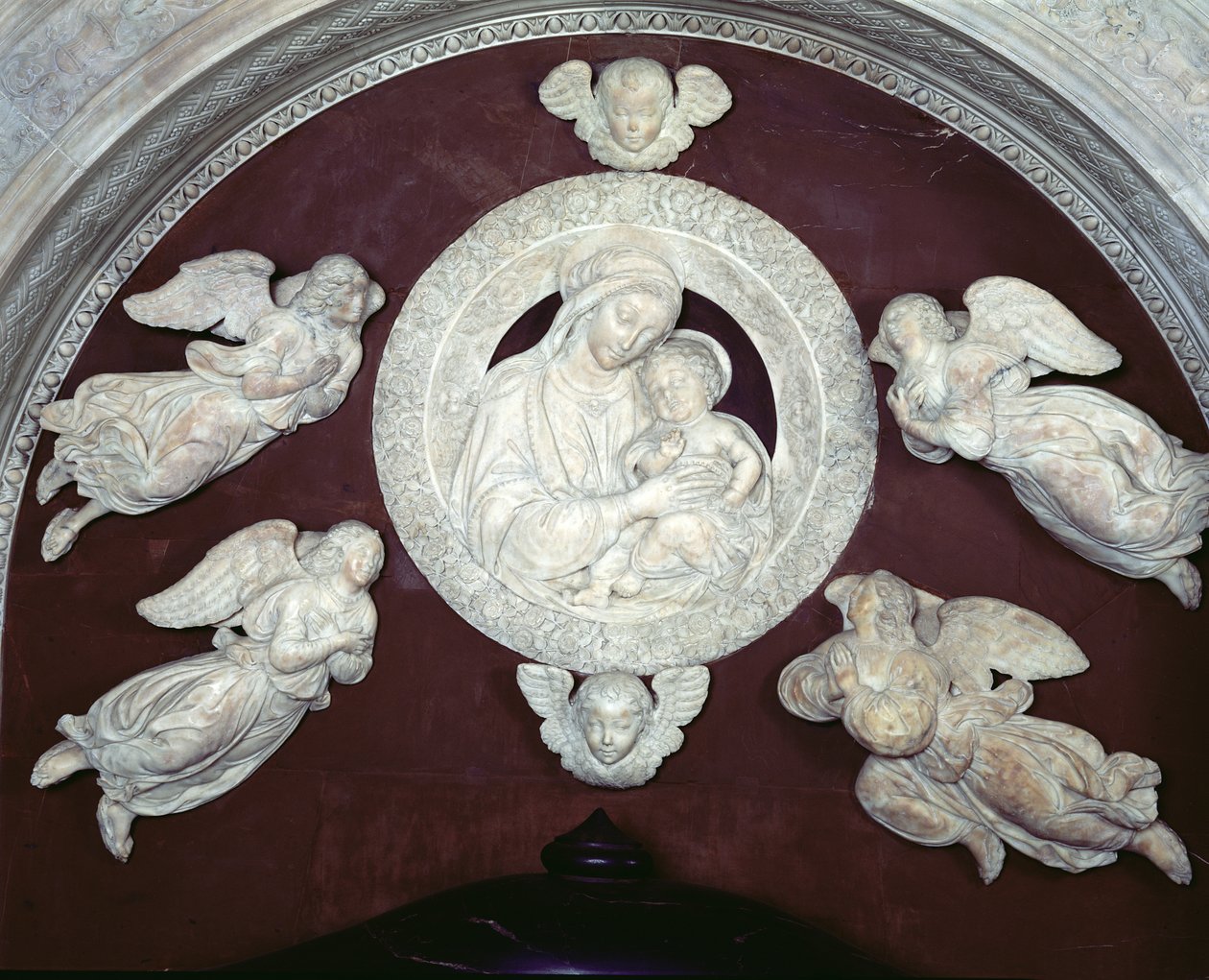 Graven til Filippo Strozzi 1428-91 i Strozzi-kapellet, detalj av jomfruen og barnet med engler, 1491-95 marmordetalj av 208700 av Benedetto da Maiano