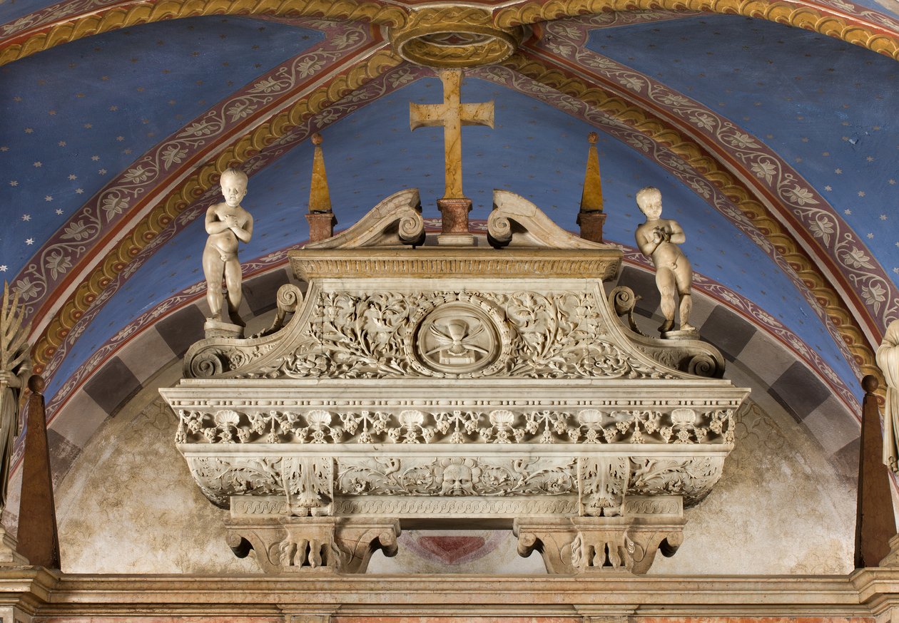 Krypten, ark av de hellige Marcellinus og Peter Exorcist, Sarkofag med statuer av St. Marcelino og St. Peter Exorcist, Benedetto Briosco 1506-08 av Benedetto Briosco