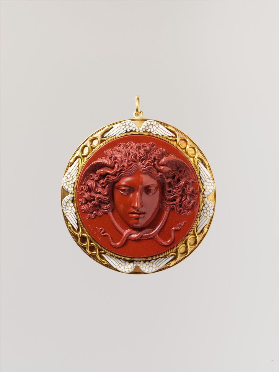 Head of Medusa (rød jaspis montert i gull med hvit emalje) av Benedetto Pistrucci