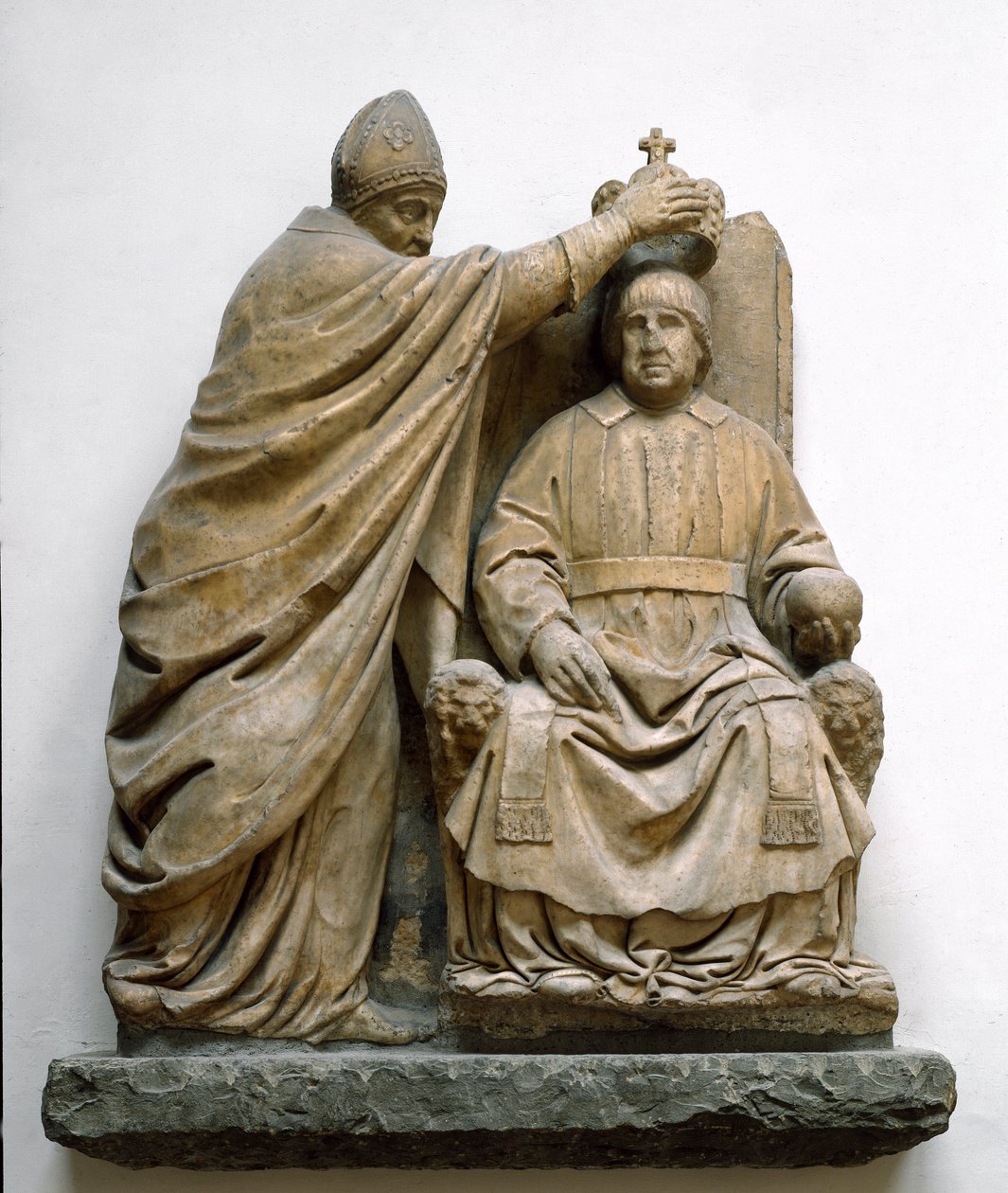 Kardinal Latino av Carlo Orsini (1410-1477) kroner Ferdinand II av Aragon (1452-1516) Marmorskulptur av Benedetto da Maiano (1442-1497). Firenze, Bargello nasjonalmuseum av Benedetto da Maiano