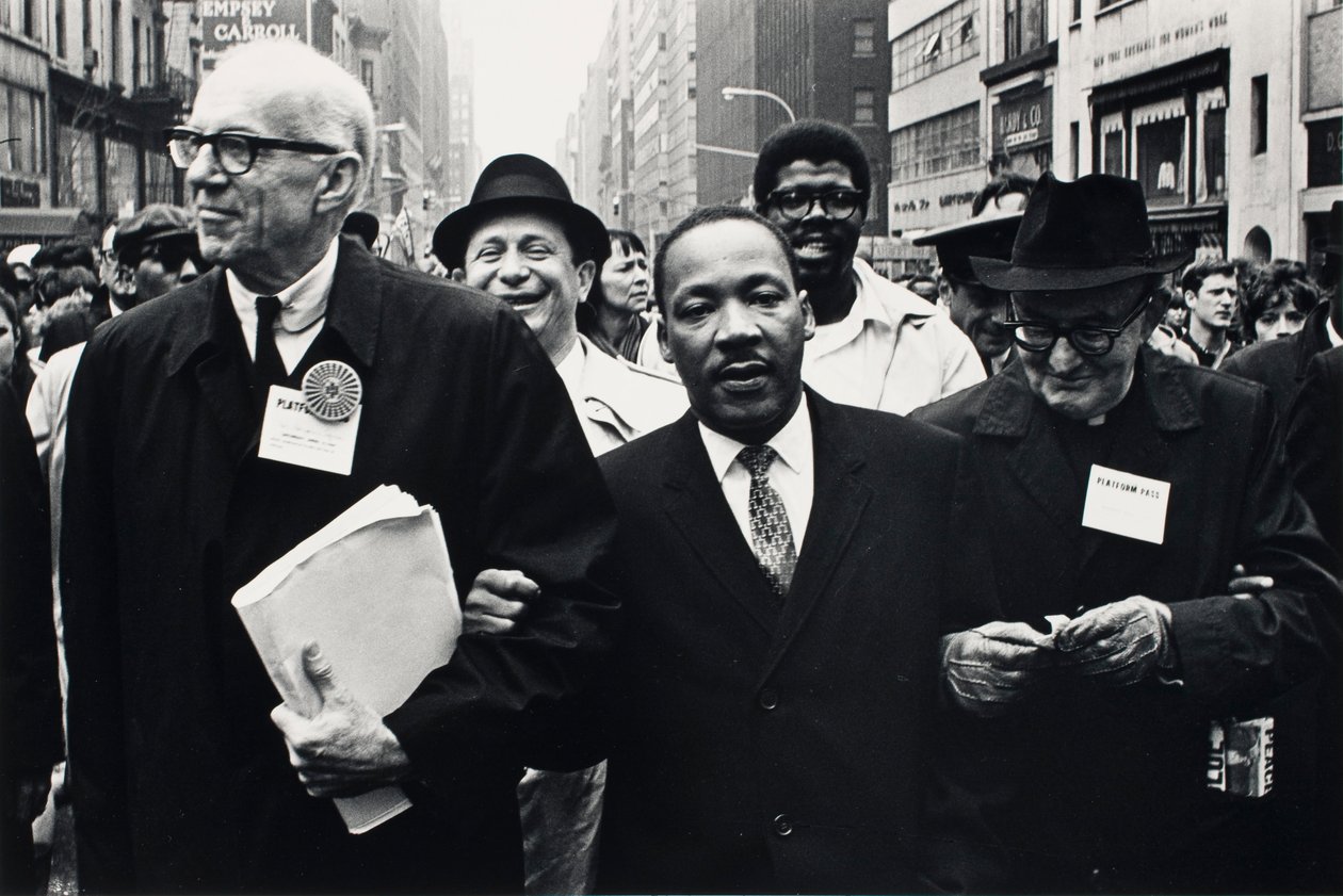 Dr. Benjamin Spock, Dr. King og Monsignor Rice fra Pittsburgh marsjerer i Solidarity Day Parade kl. av Benedict J. Fernandez