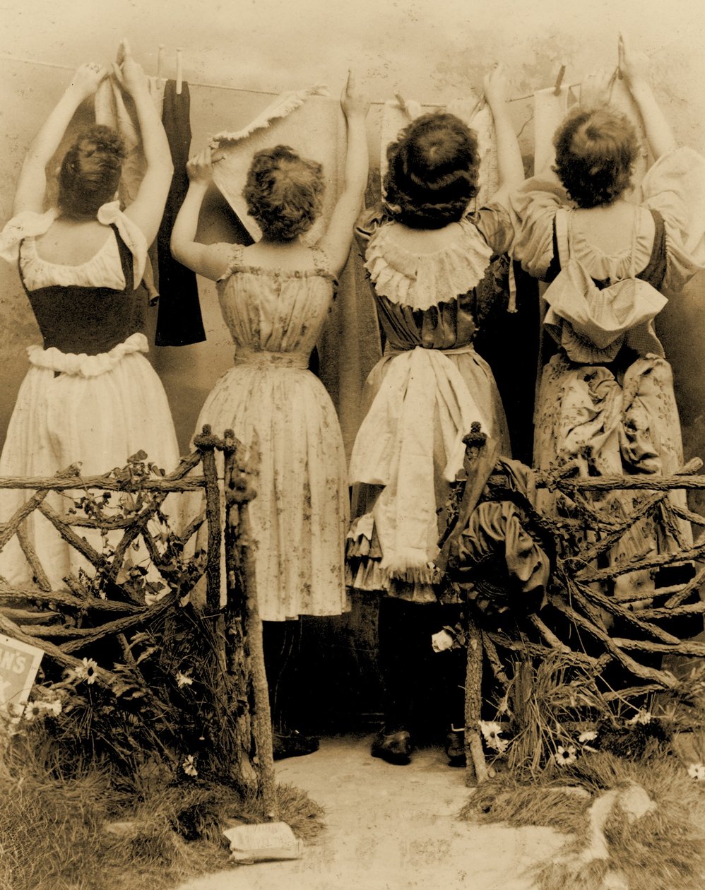 Annonse for Kirkman's Borax Soap, som viser bakfra av fire kvinner som henger klesvask på vaskelinjen, ca. 1891 av Benjamin J. Falk